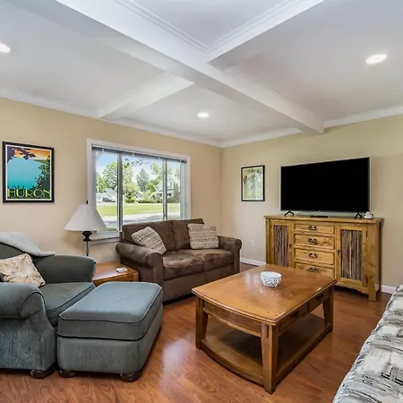Villa Pleasant Street Retreat